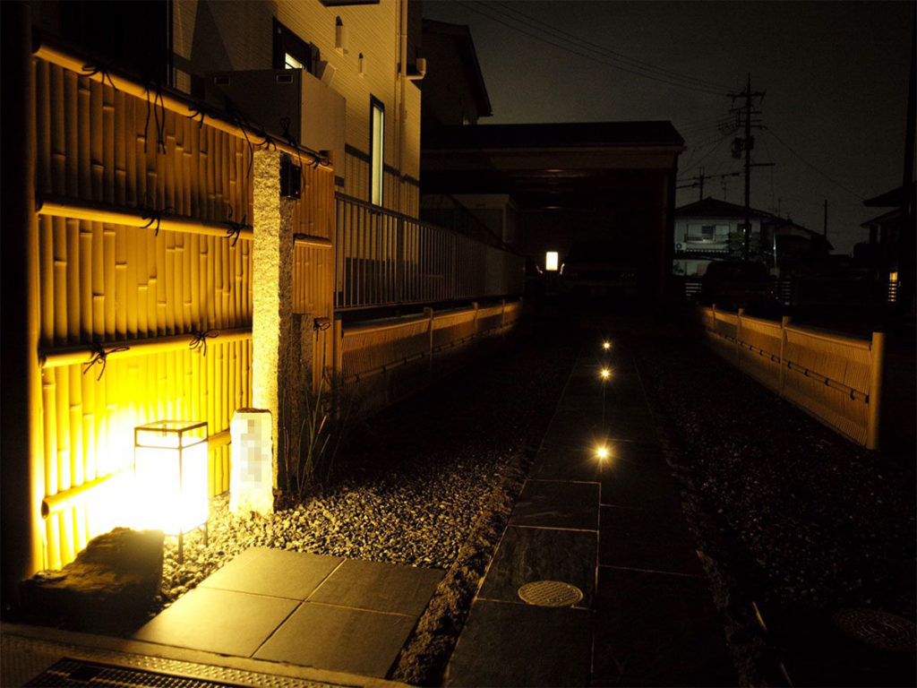 黒を基調に表情豊かな和風のアプローチ　東近江市