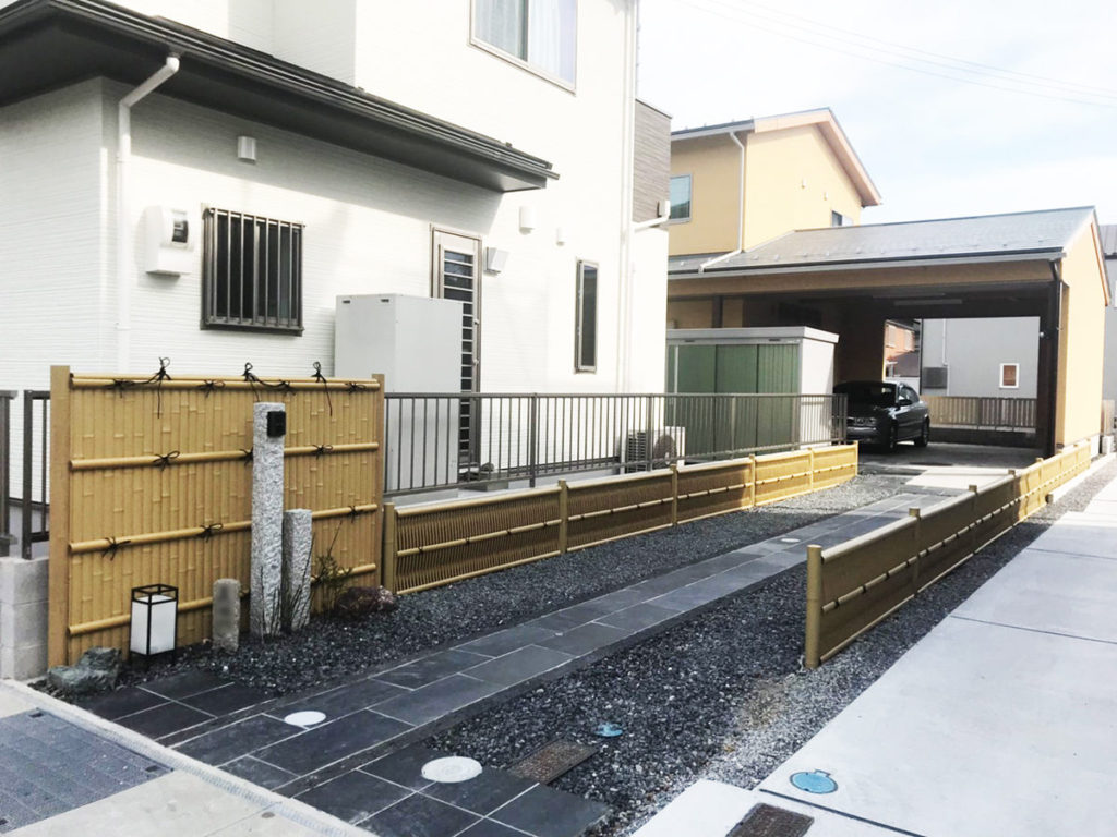 黒を基調に表情豊かな和風のアプローチ　東近江市