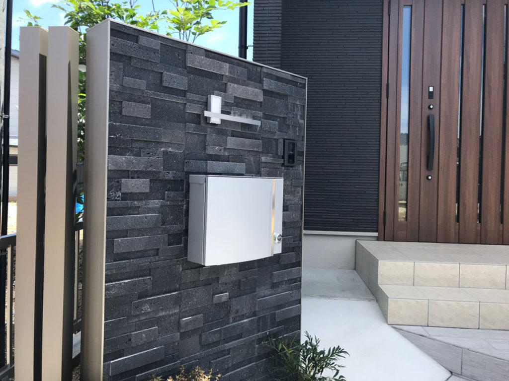 豪華さを加えた石張りの門柱　近江八幡市