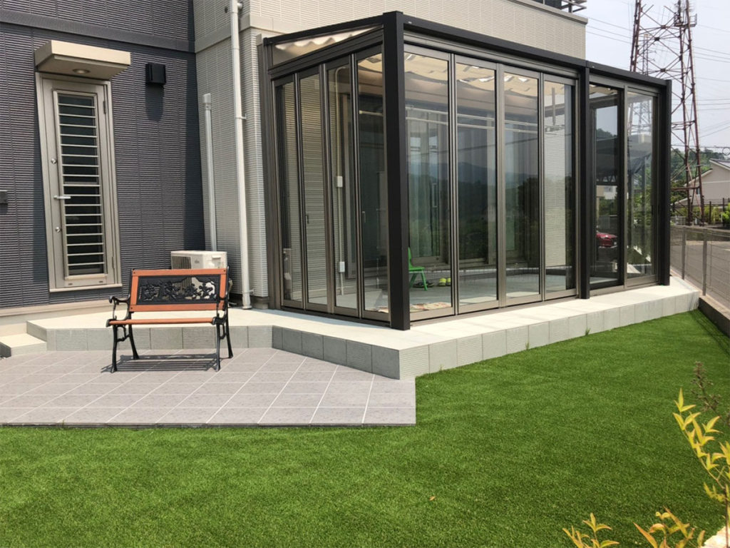 芝生のお庭に映えるタイルテラスとガーデンルーム 大津市