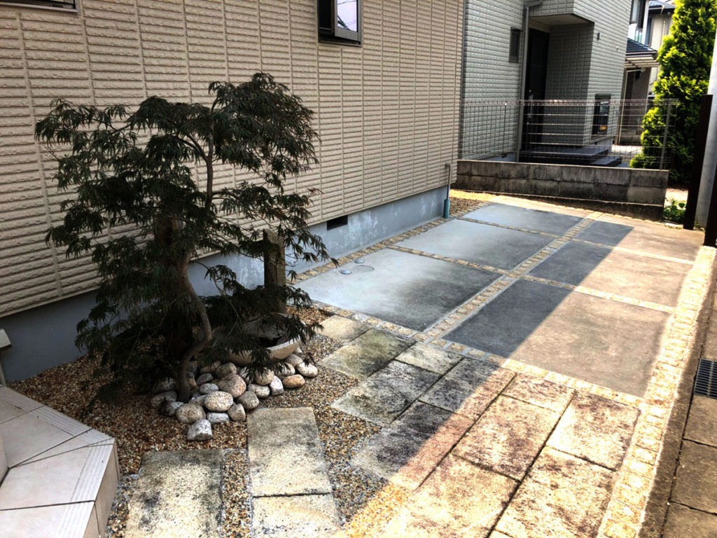 タイルレイアウトに変化を加え、アプローチに奥行きを　大津市