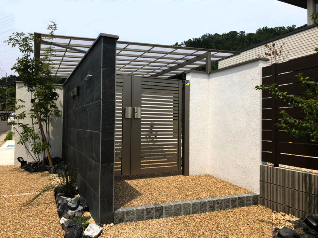 存在感たっぷりのシンプルな門柱　大津市