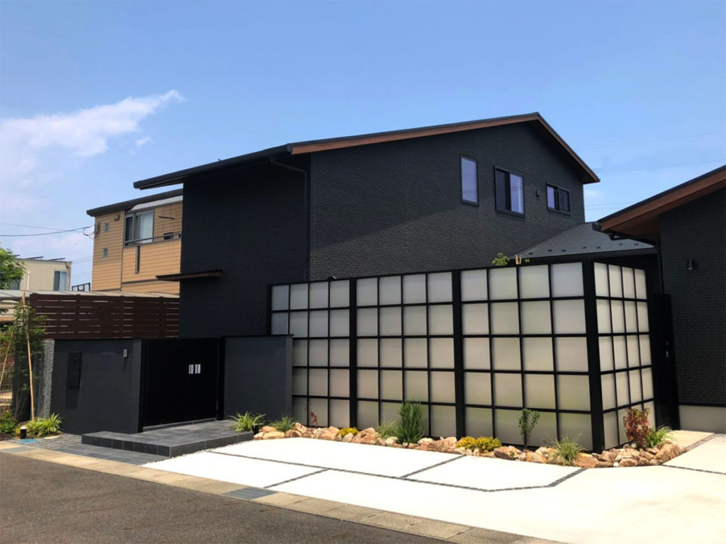 シャープなデザインのエクステリア　草津市