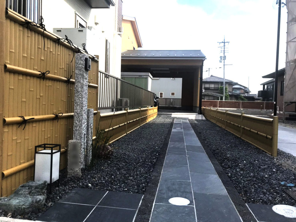 黒を基調に表情豊かな和風のアプローチ　東近江市