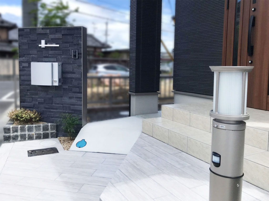 豪華さを加えた石張りの門柱　近江八幡市