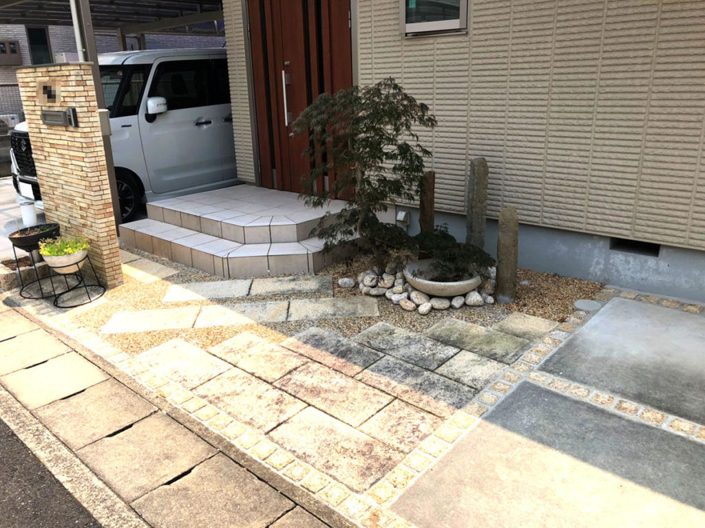 タイルレイアウトに変化を加え、アプローチに奥行きを　大津市