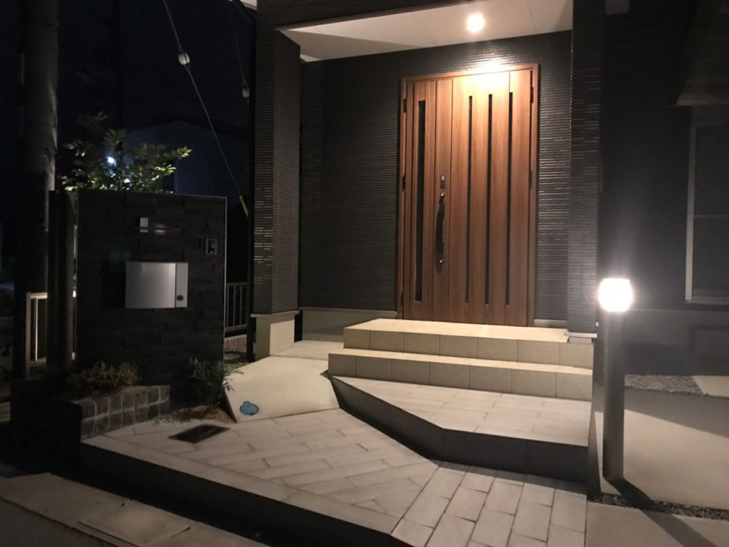 豪華さを加えた石張りの門柱　近江八幡市