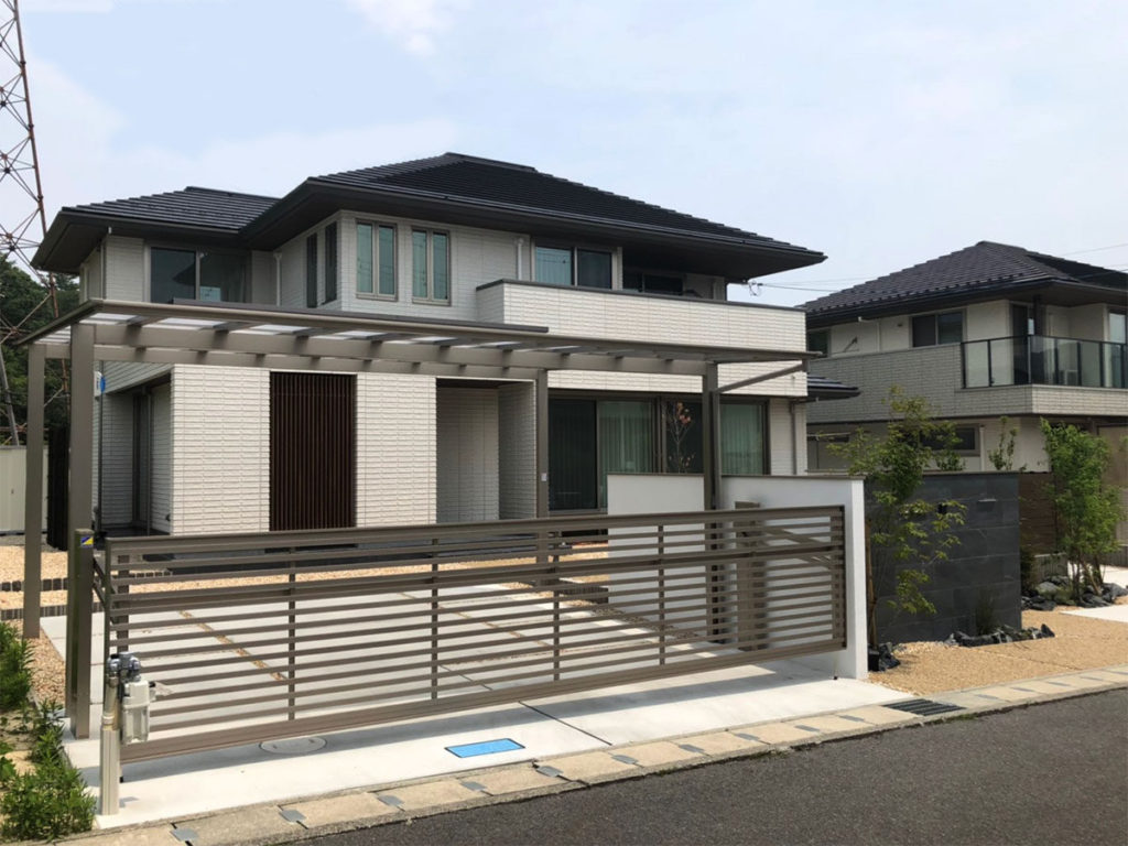 存在感たっぷりのシンプルな門柱　大津市