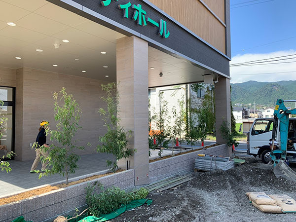 下阪本シティホールの植栽工事中です 下阪本シティホールの植栽工事中です