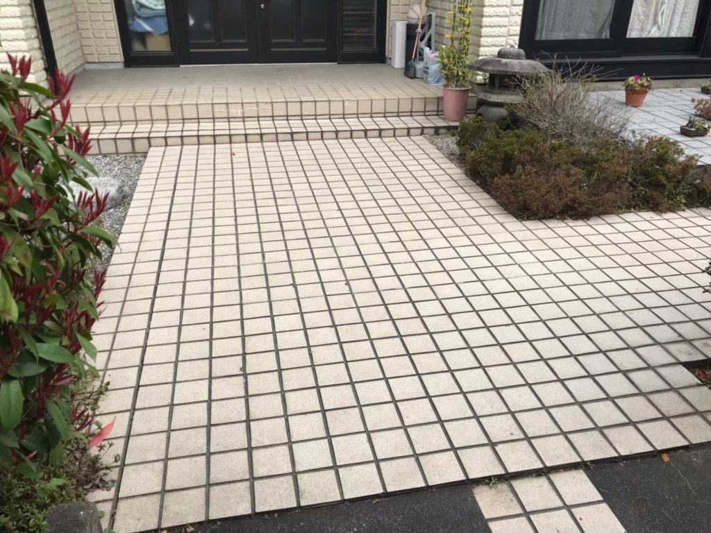 シックな色合いのブロックでお住まいとマッチしたエクステリアに　大津市