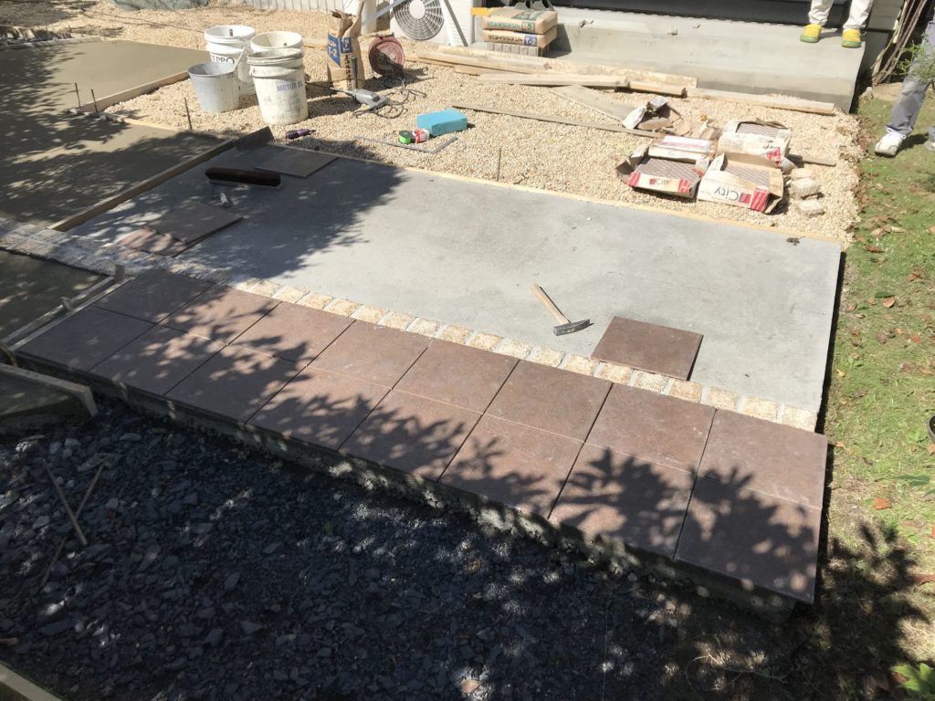 ウッドデッキと庭が一体化。広々寛げる空間に。　大津市