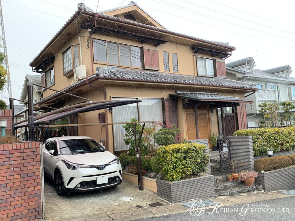 天然石の格調ある門柱とアプローチ　草津市