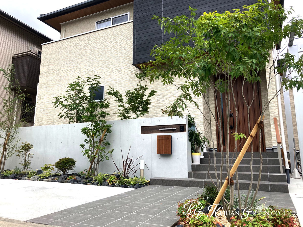 Rc風塗り壁と木目の組み合わせで明るくモダンな外構に 京都市 京阪グリーン 滋賀 京都 大阪のエクステリア ガーデン 外構工事