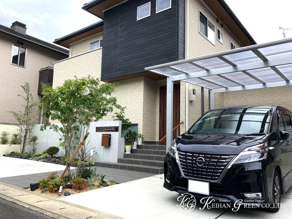 RC風塗り壁と木目の組み合わせで明るくモダンな外構に　京都市