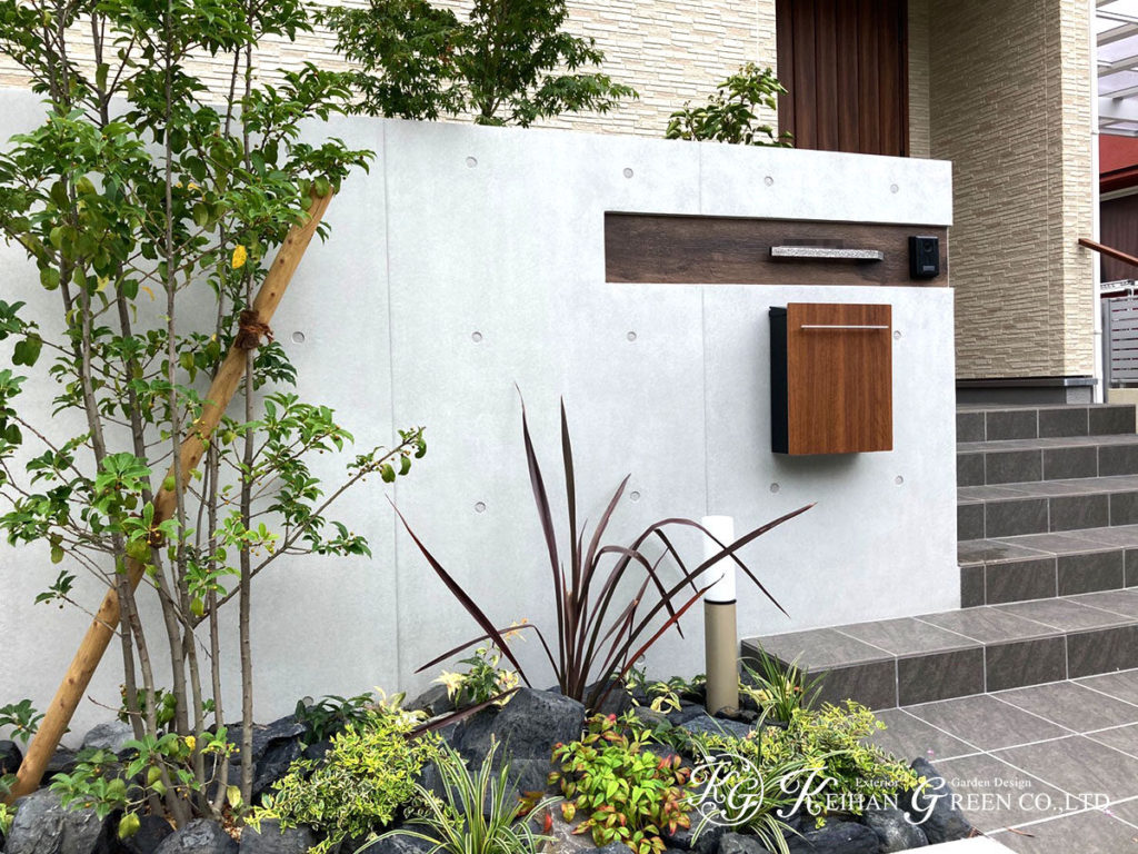 RC風塗り壁と木目の組み合わせで明るくモダンな外構に　京都市