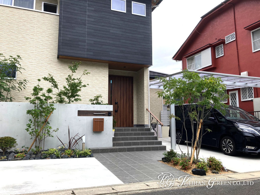 RC風塗り壁と木目の組み合わせで明るくモダンな外構に　京都市