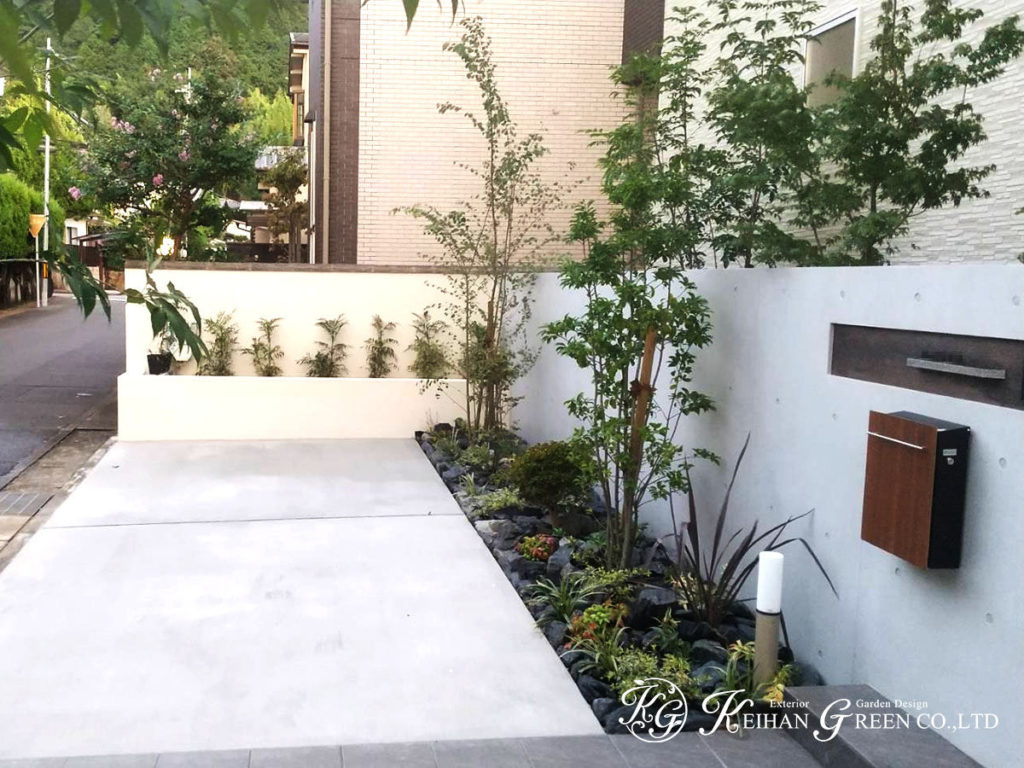 RC風塗り壁と木目の組み合わせで明るくモダンな外構に　京都市