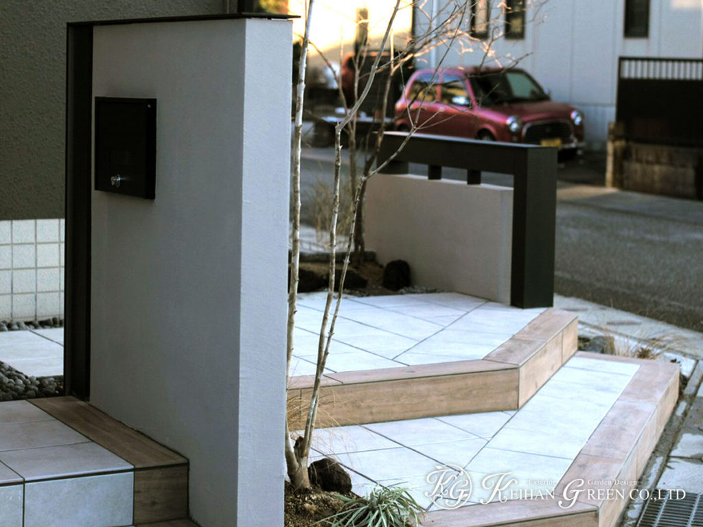 モダンな雰囲気の中にもナチュラル感のあるエントランス　彦根市