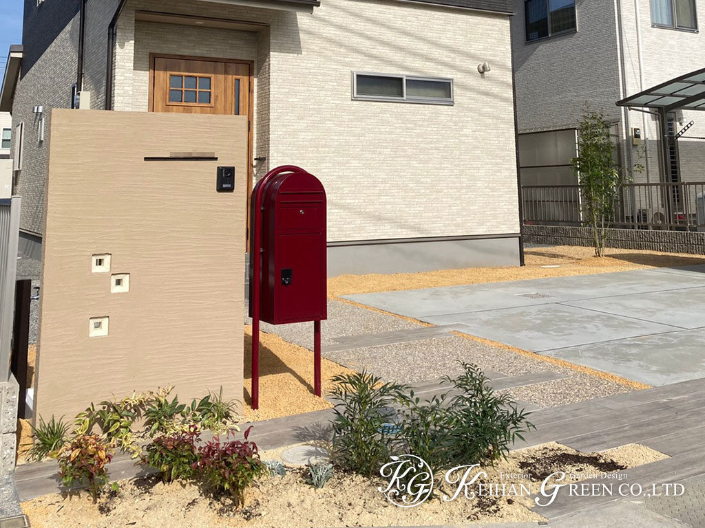 ナチュラルな色合いの門まわりに赤いポストがポイント　近江八幡市