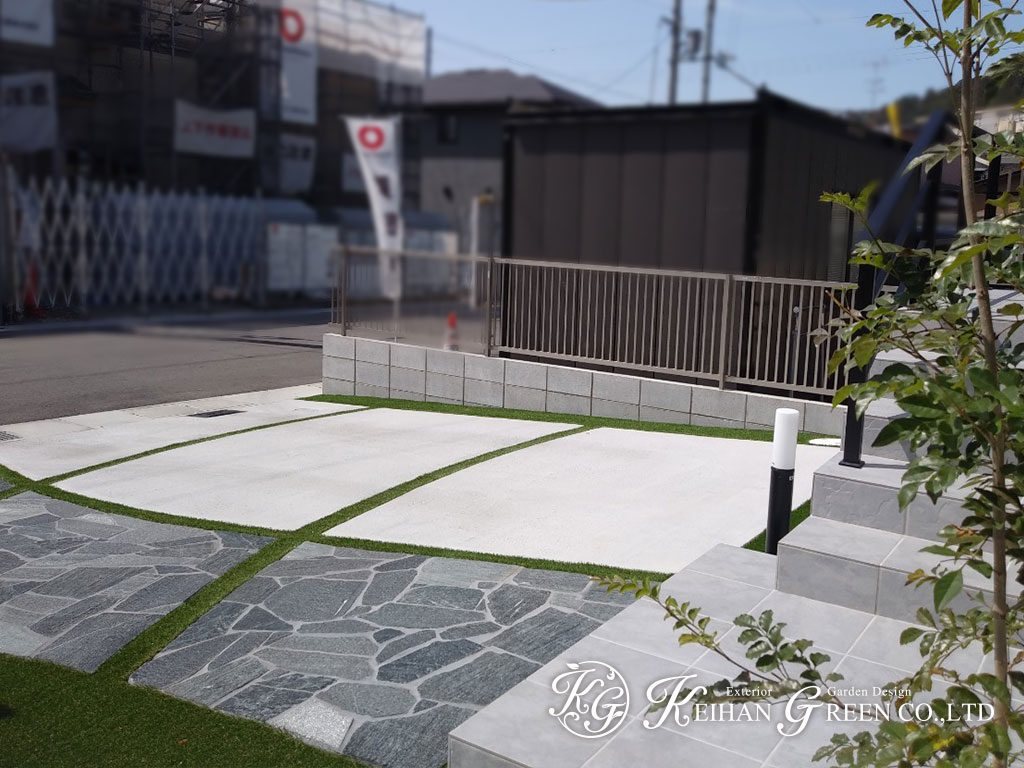 上品なアプローチを人工芝の目地で明るく　京都市