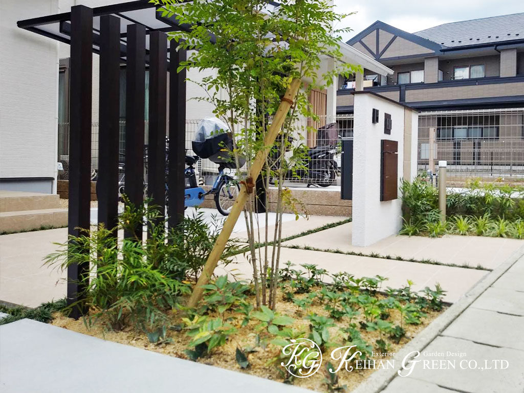 オフホワイトの門柱に植栽の緑が映えるシンプルナチュラル外構　京都市