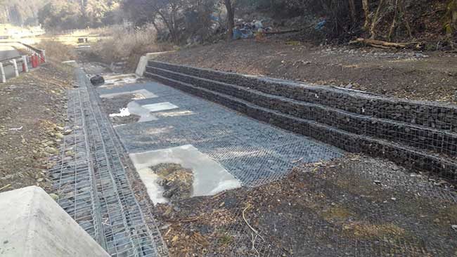 川の護岸工事、完了が近づいてきました