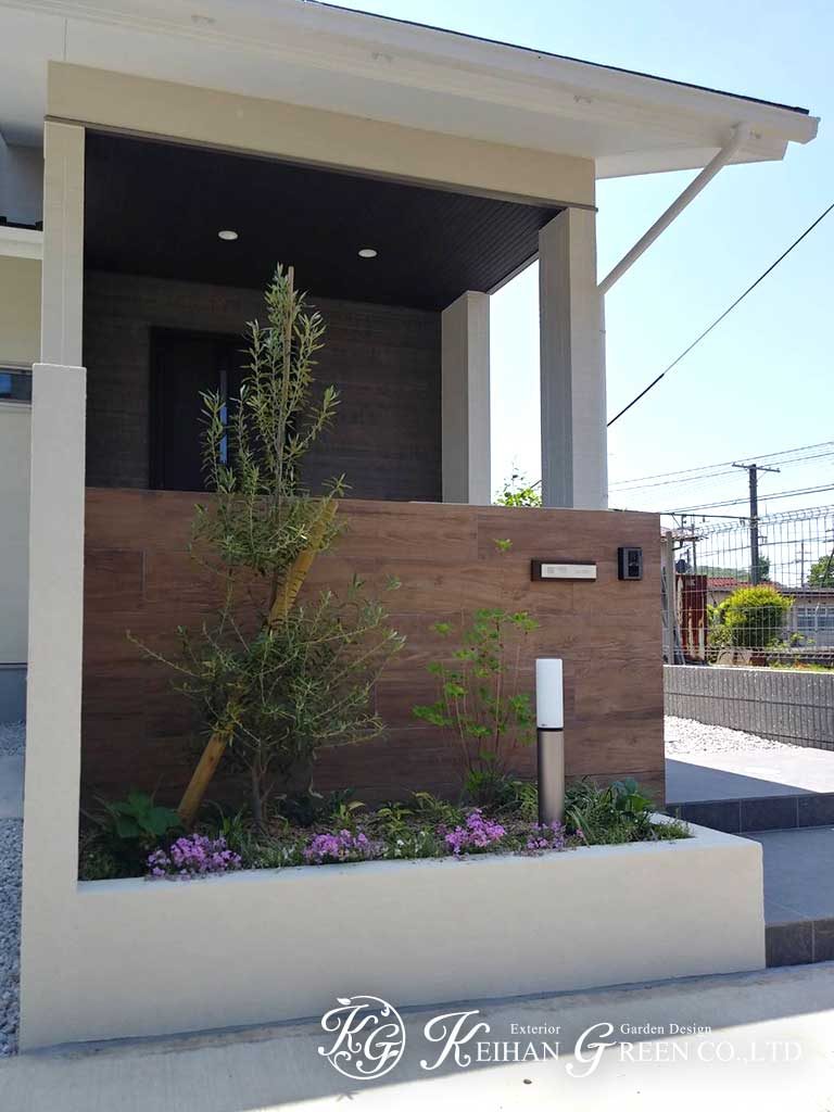 木調の門柱と植栽が爽やかに彩る新築外構　京都市