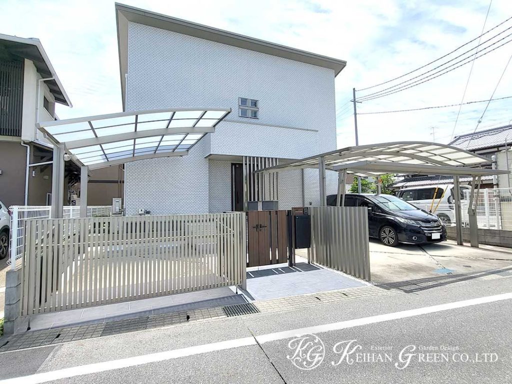 木目調の門扉が上質感をプラス　草津市