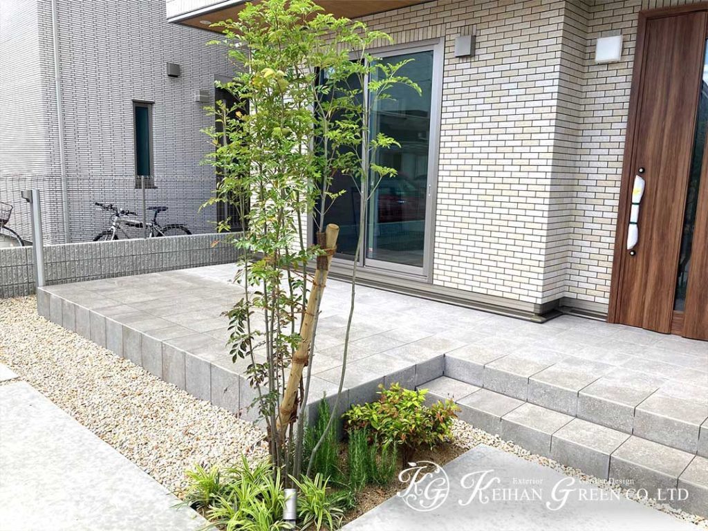 広々とした前庭をシンプルデザインで仕上げた外構　京田辺市