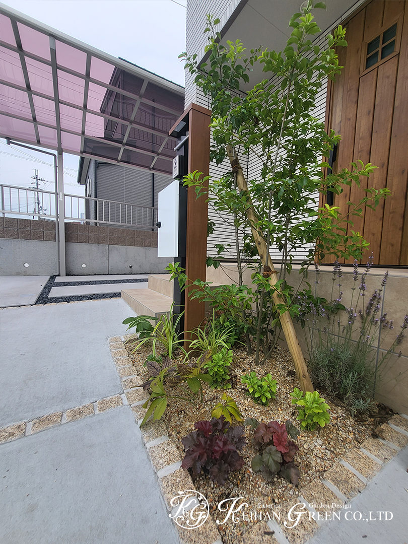 植栽の緑が映えるミニマルデザインのオープン外構　草津市