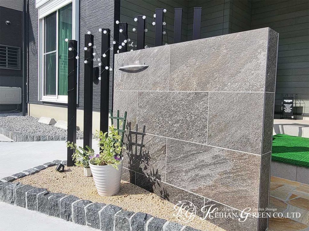 天然石の表情を再現したタイル貼り門柱　彦根市