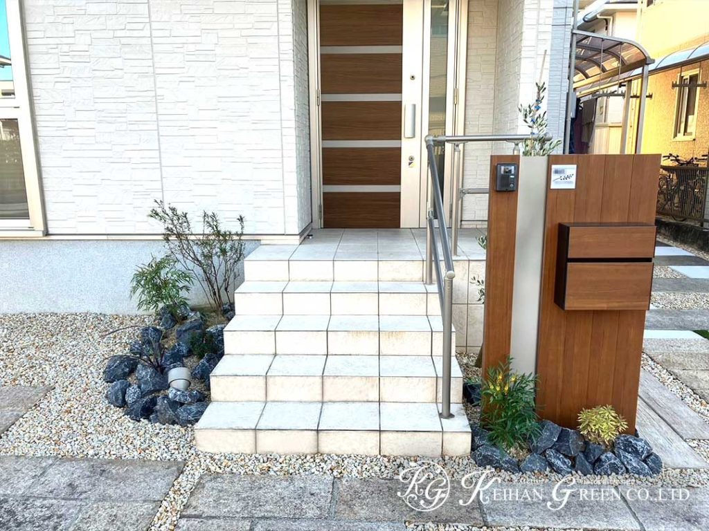 木調の機能門柱ですっきりナチュラルモダンなエントランスにリフォーム　大津市