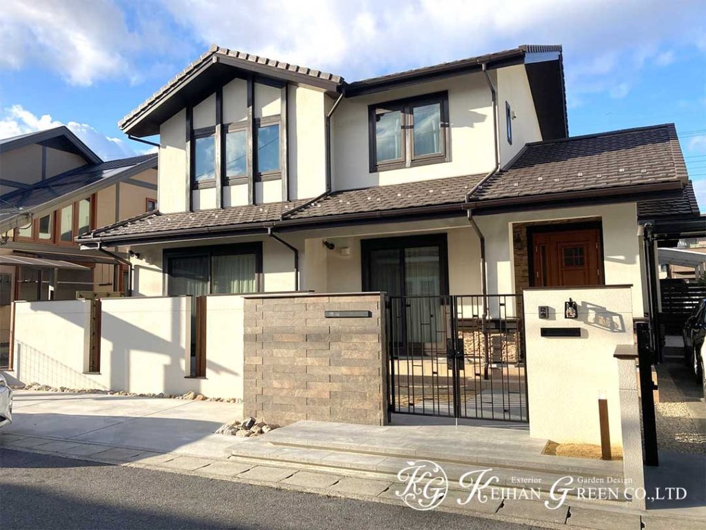 気品あふれる石調タイルが目を引くクローズ外構　大津市