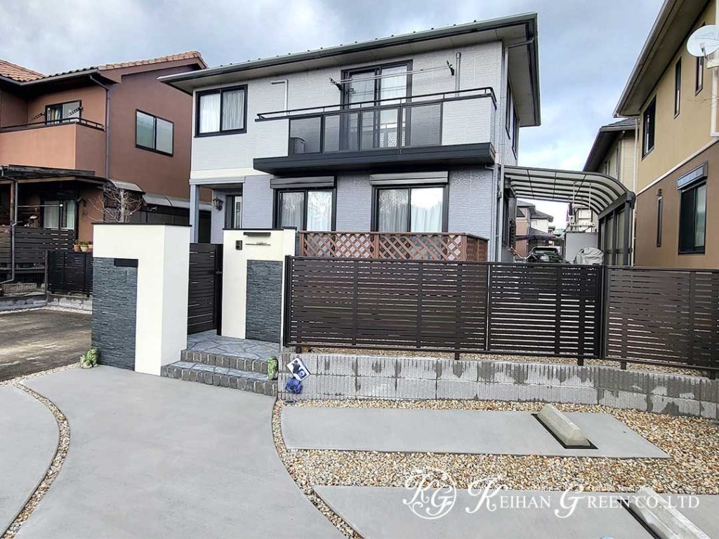 塗り壁と石張りを組み合わせたモダンな門柱　守山市