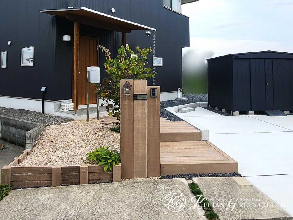 門柱もアプローチもコンクリート製枕木でナチュラルな雰囲気に　日野町
