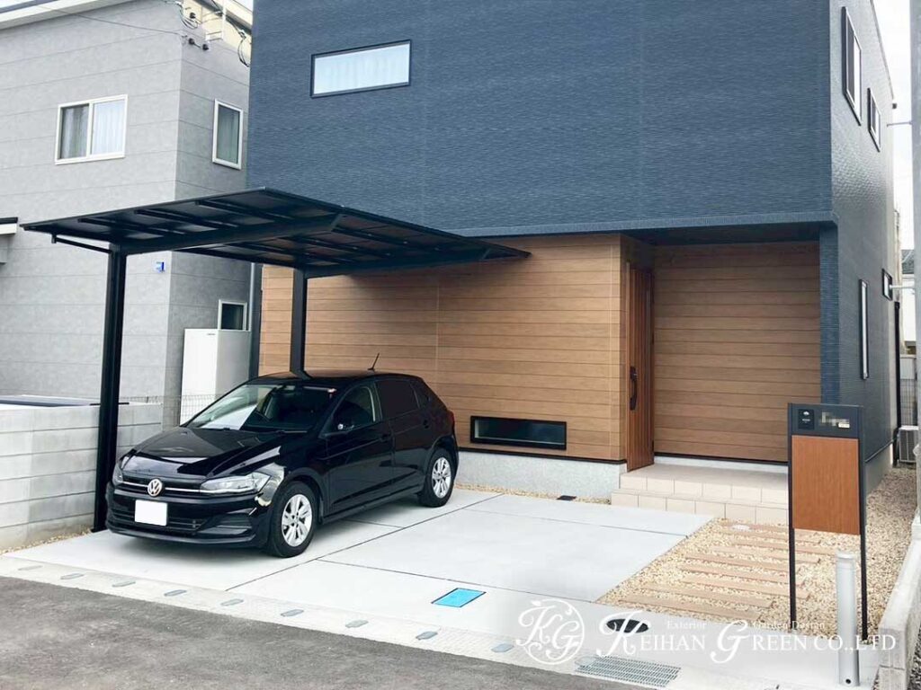 黒と木目のコントラストで魅せるシンプルモダンの玄関まわり　大津市