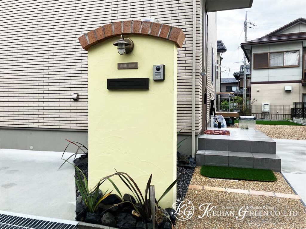 植栽と門柱が調和するやさしい玄関まわり　湖南市