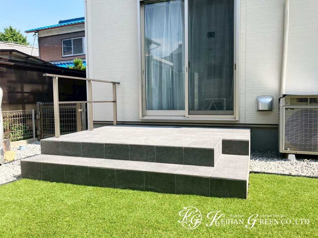 走れる人工芝とくつろぎデッキで、“お庭時間”が毎日の楽しみに　近江八幡市