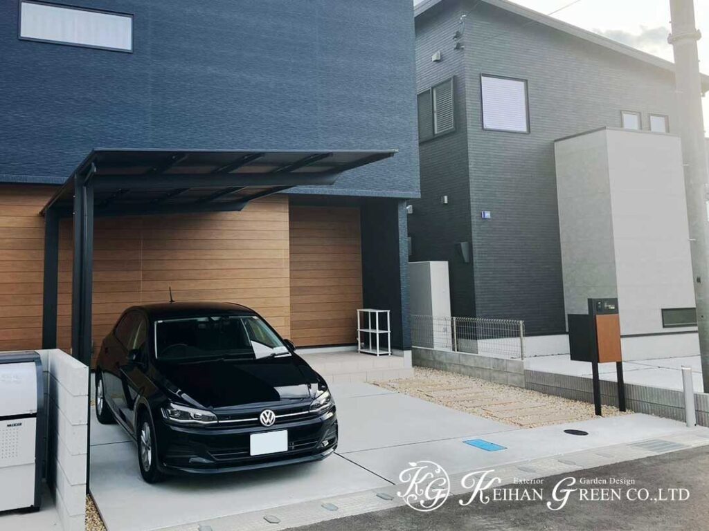 黒と木目のコントラストで魅せるシンプルモダンの玄関まわり　大津市