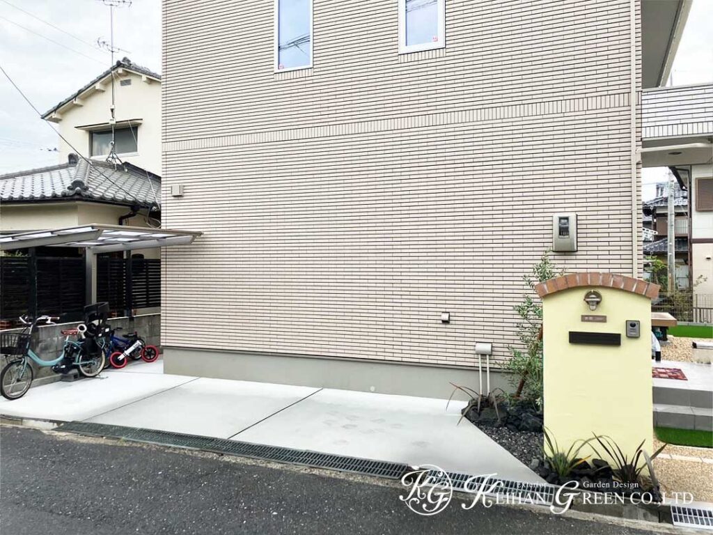 植栽と門柱が調和するやさしい玄関まわり　湖南市