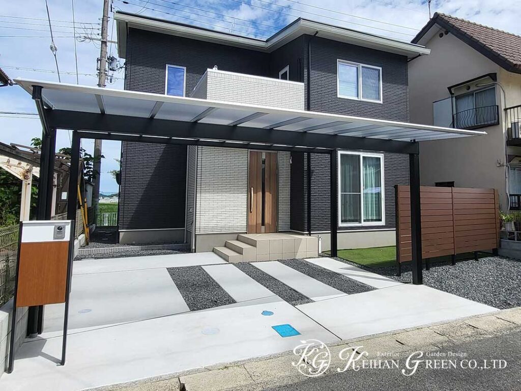 ツートンのカーポートが主役を引き立てる、すっきり外構　野洲市