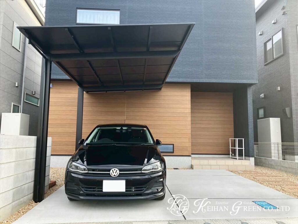 黒と木目のコントラストで魅せるシンプルモダンの玄関まわり　大津市