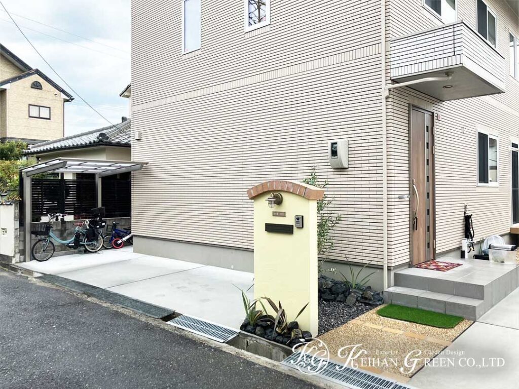 植栽と門柱が調和するやさしい玄関まわり　湖南市