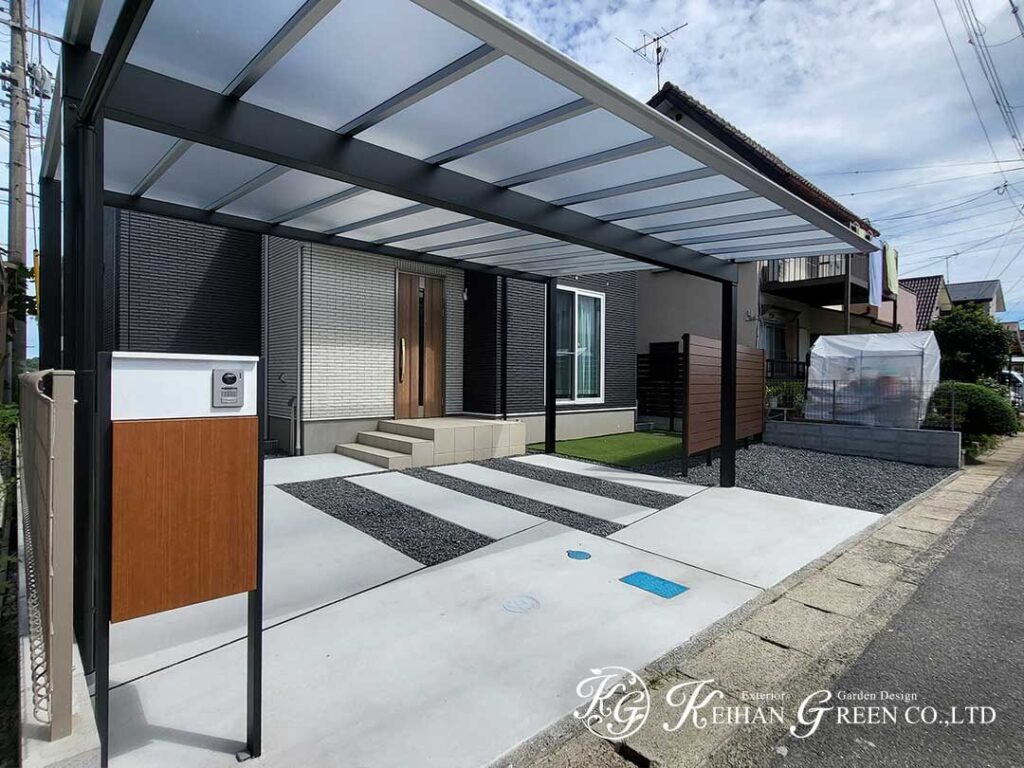 ツートンのカーポートが主役を引き立てる、すっきり外構　野洲市