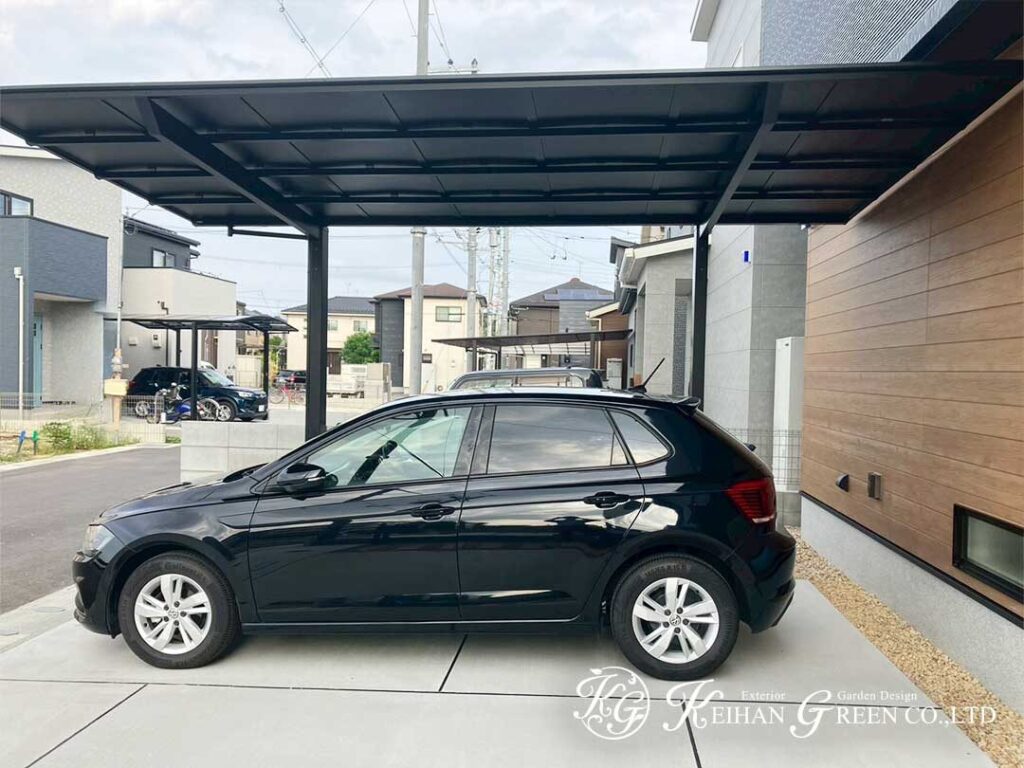 黒と木目のコントラストで魅せるシンプルモダンの玄関まわり　大津市