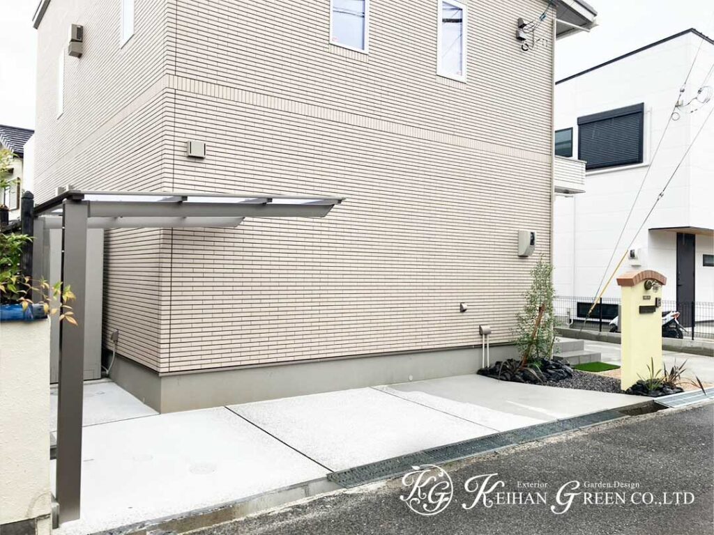 植栽と門柱が調和するやさしい玄関まわり　湖南市