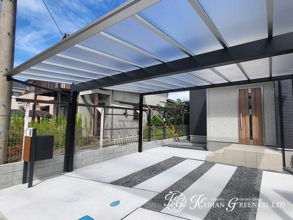 ツートンのカーポートが主役を引き立てる、すっきり外構　野洲市