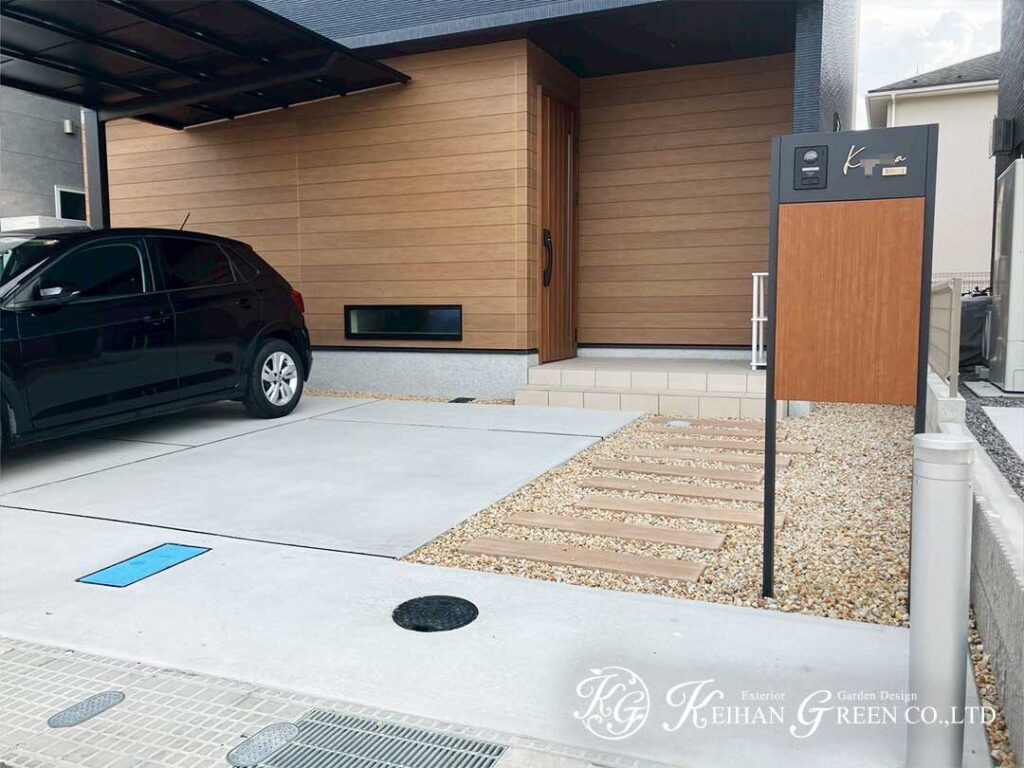 黒と木目のコントラストで魅せるシンプルモダンの玄関まわり　大津市