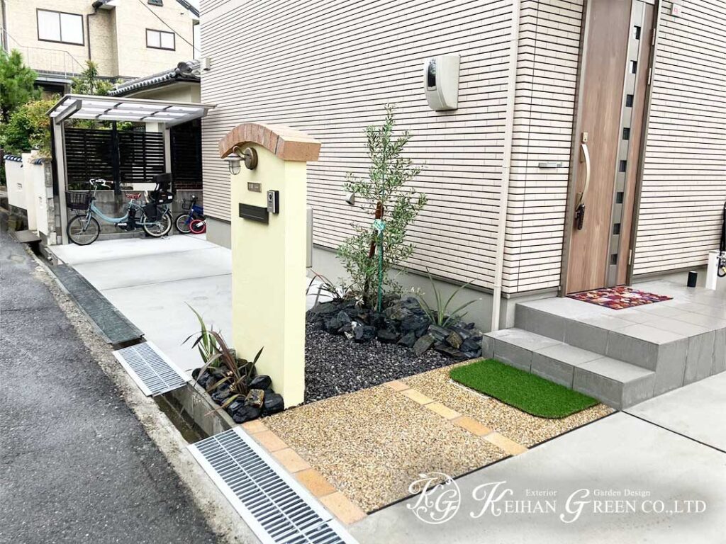 植栽と門柱が調和するやさしい玄関まわり　湖南市