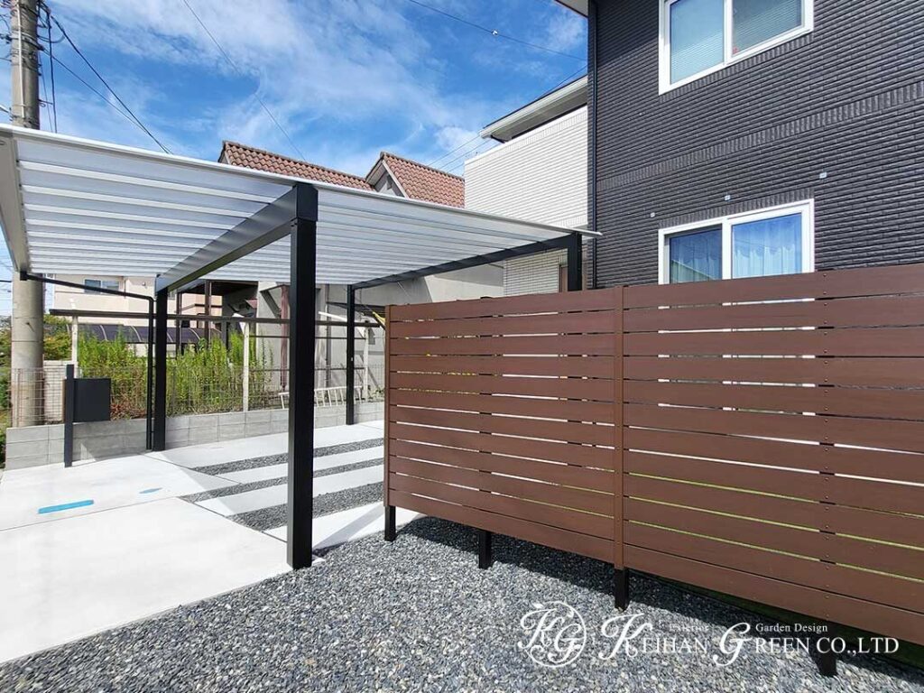 ツートンのカーポートが主役を引き立てる、すっきり外構　野洲市